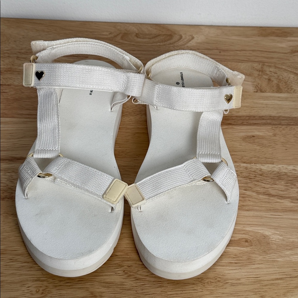 Stoney Clover LN x target white Sandals with Gold Tone Heart Accent